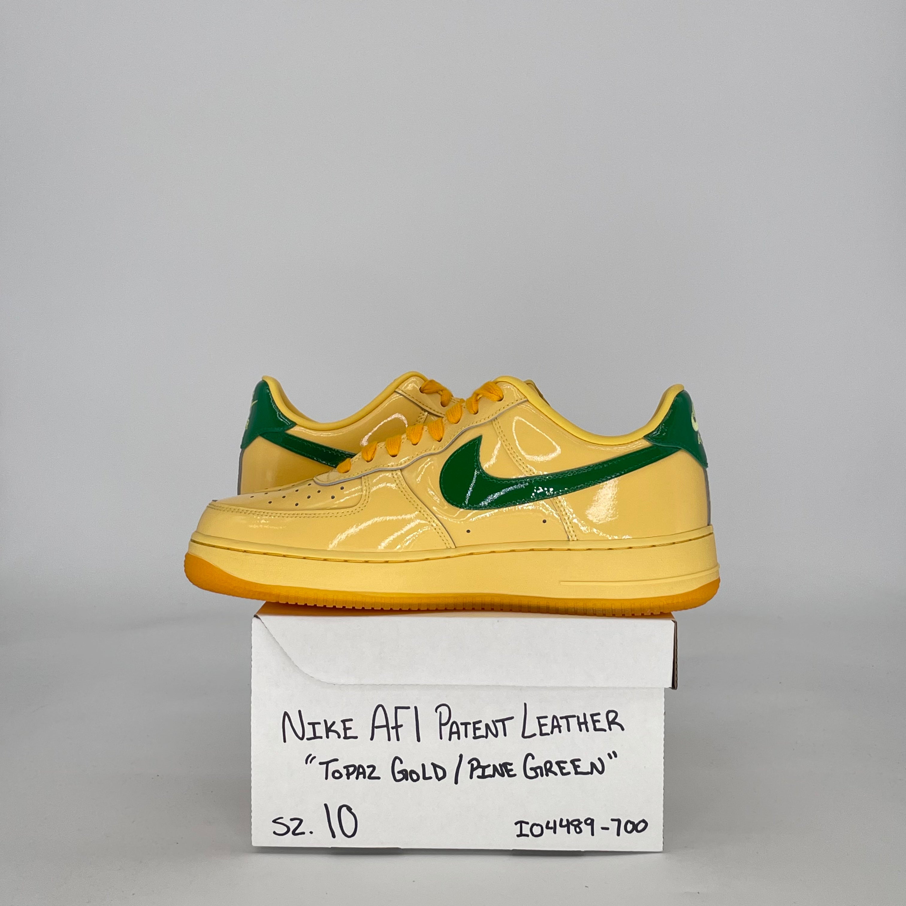 NIKE AIR FORCE 1 LOW PATENT LEATHER TOPAZ GOLD PINE GREEN IO4489-700 SIZE 10/11.5W