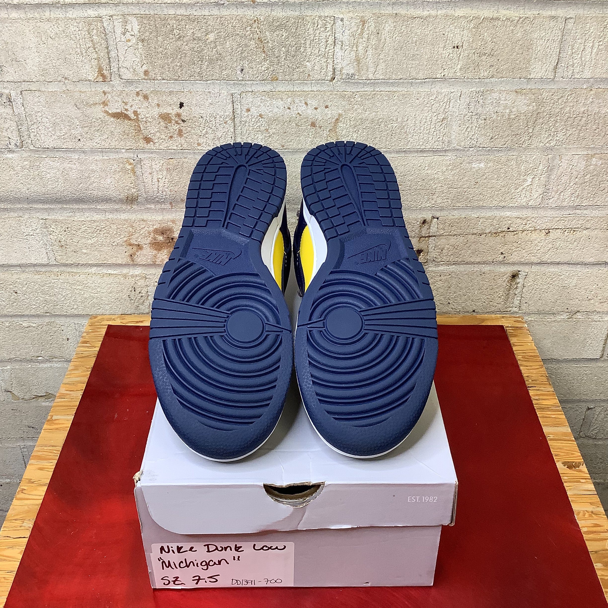 NIKE DUNK LOW MICHIGAN SIZE 7.5/9W DD1391-700