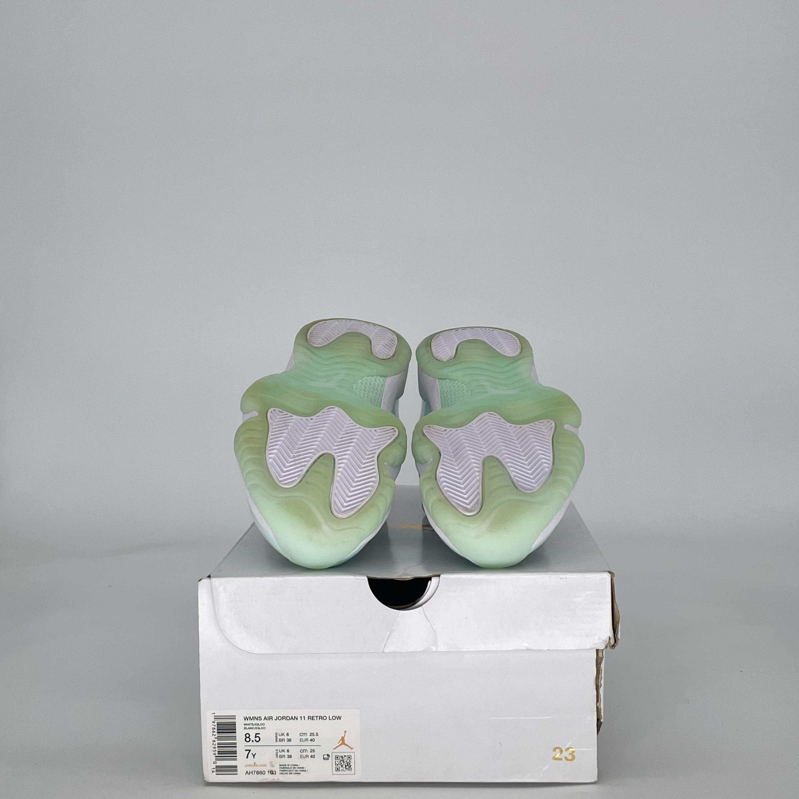 AIR JORDAN 11 LOW IGLOO AH7860-103 SIZE 7/8.5W GS