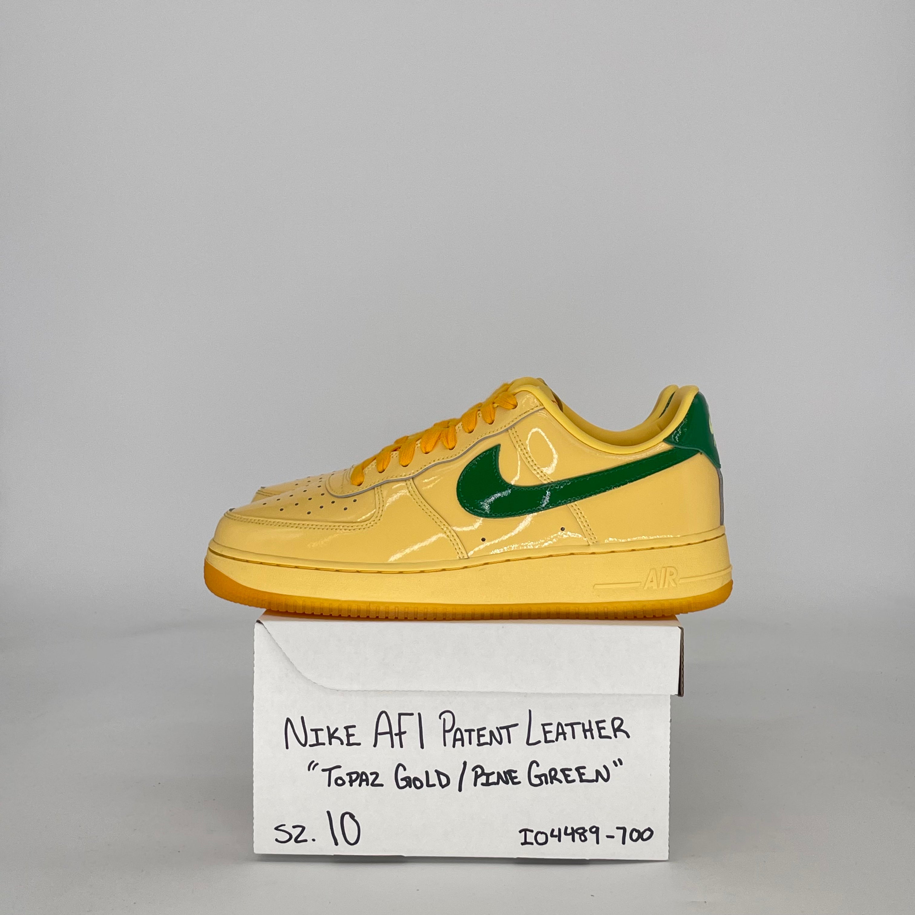 NIKE AIR FORCE 1 LOW PATENT LEATHER TOPAZ GOLD PINE GREEN IO4489-700 SIZE 10/11.5W