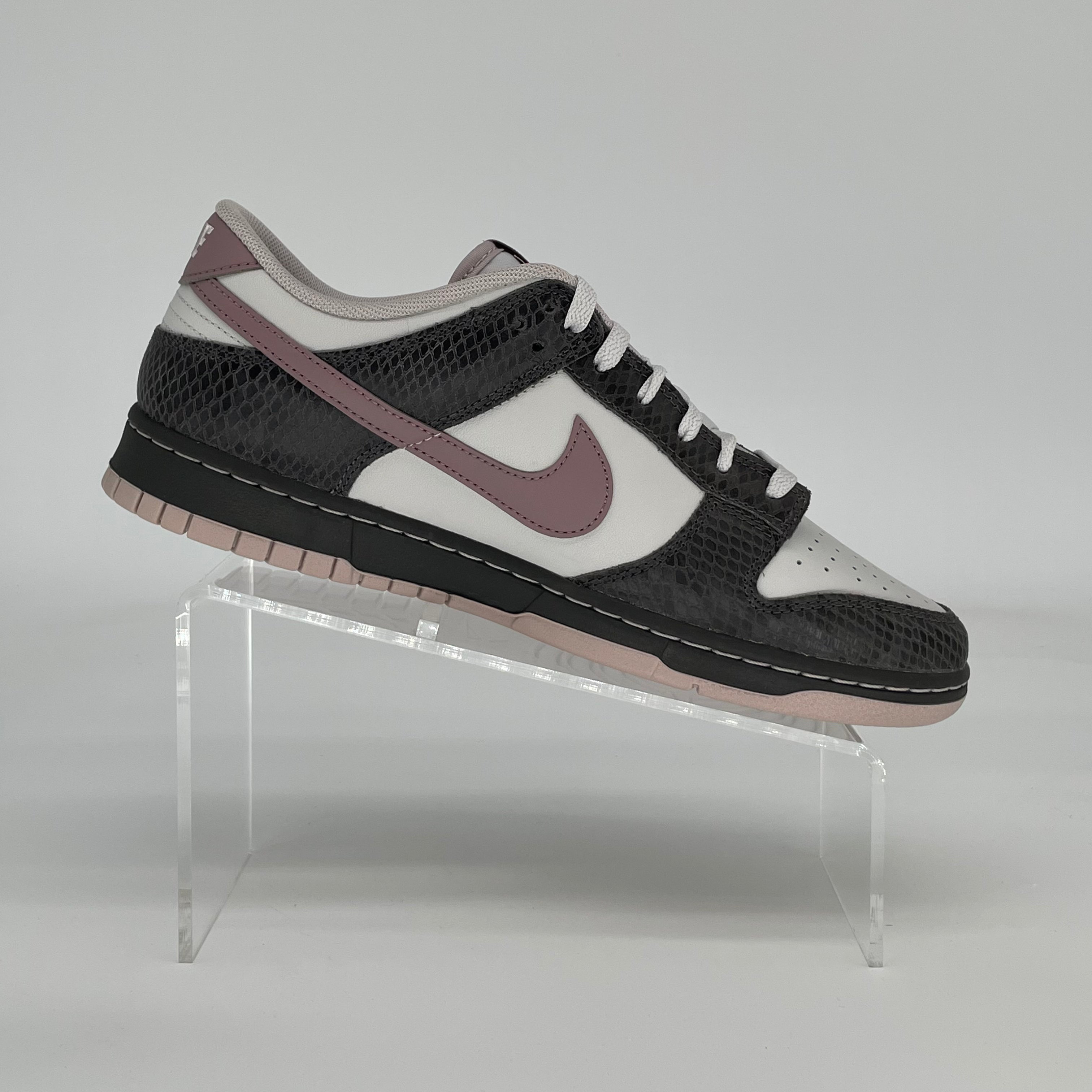 NIKE DUNK LOW MEDIUM ASH VIOLET SNAKESKIN HV6932-299