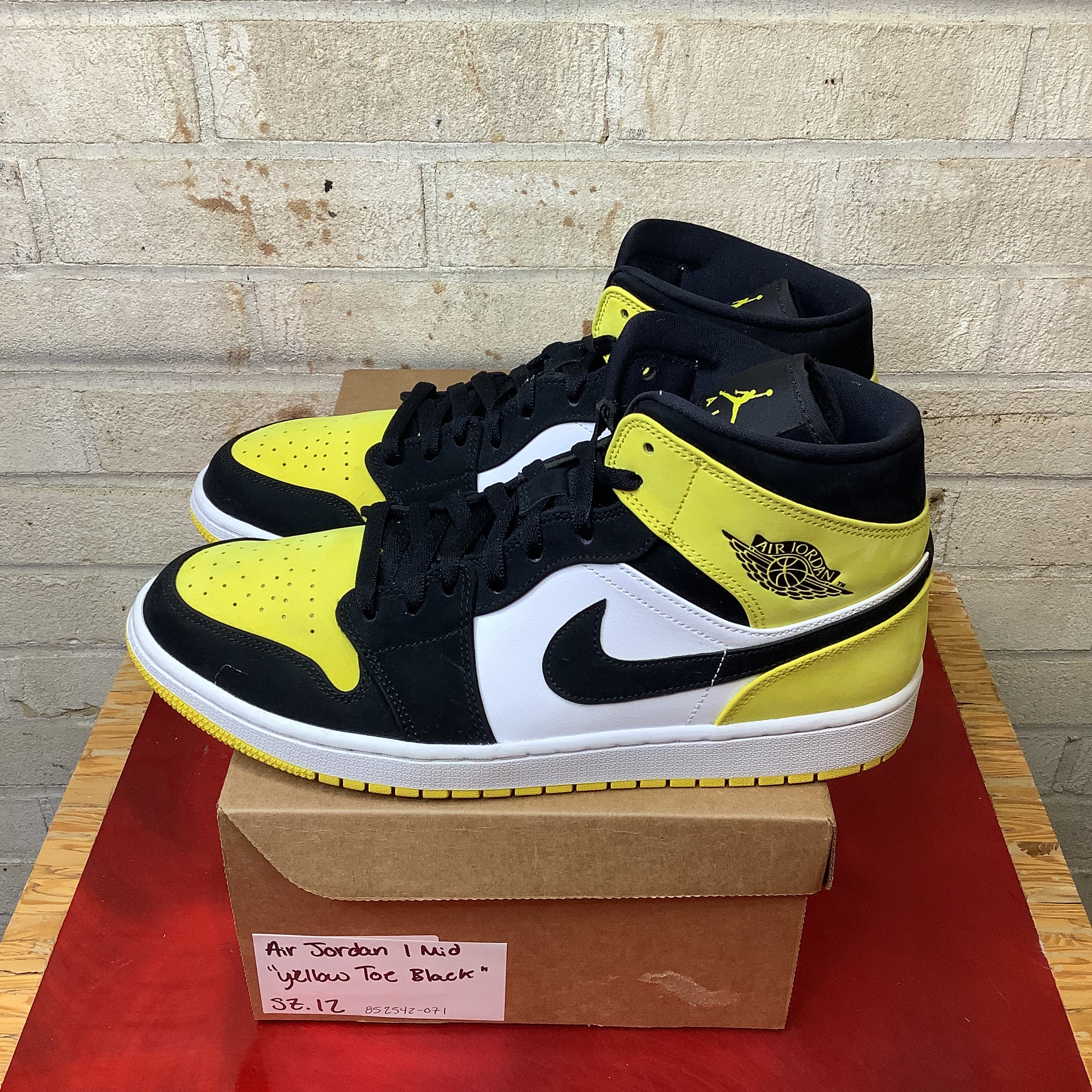 AIR JORDAN 1 MID YELLOW TOE BLACK 852542-071 SIZE 12/13.5W
