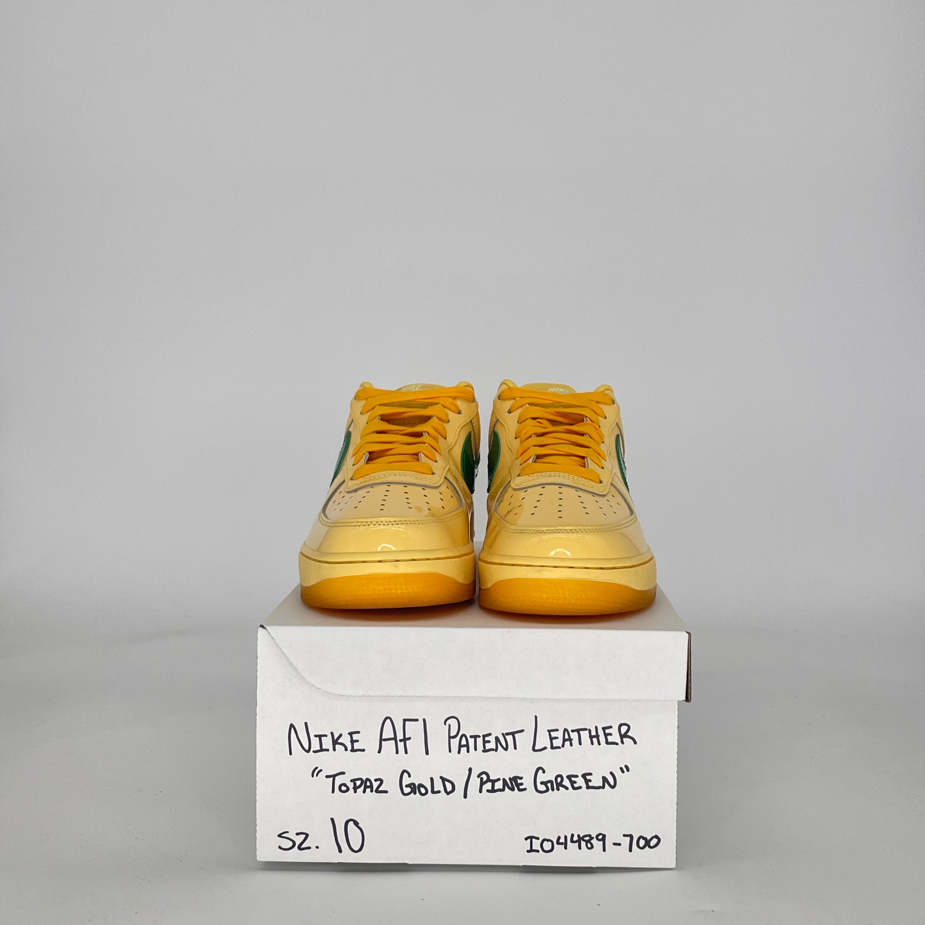 NIKE AIR FORCE 1 LOW PATENT LEATHER TOPAZ GOLD PINE GREEN IO4489-700 SIZE 10/11.5W