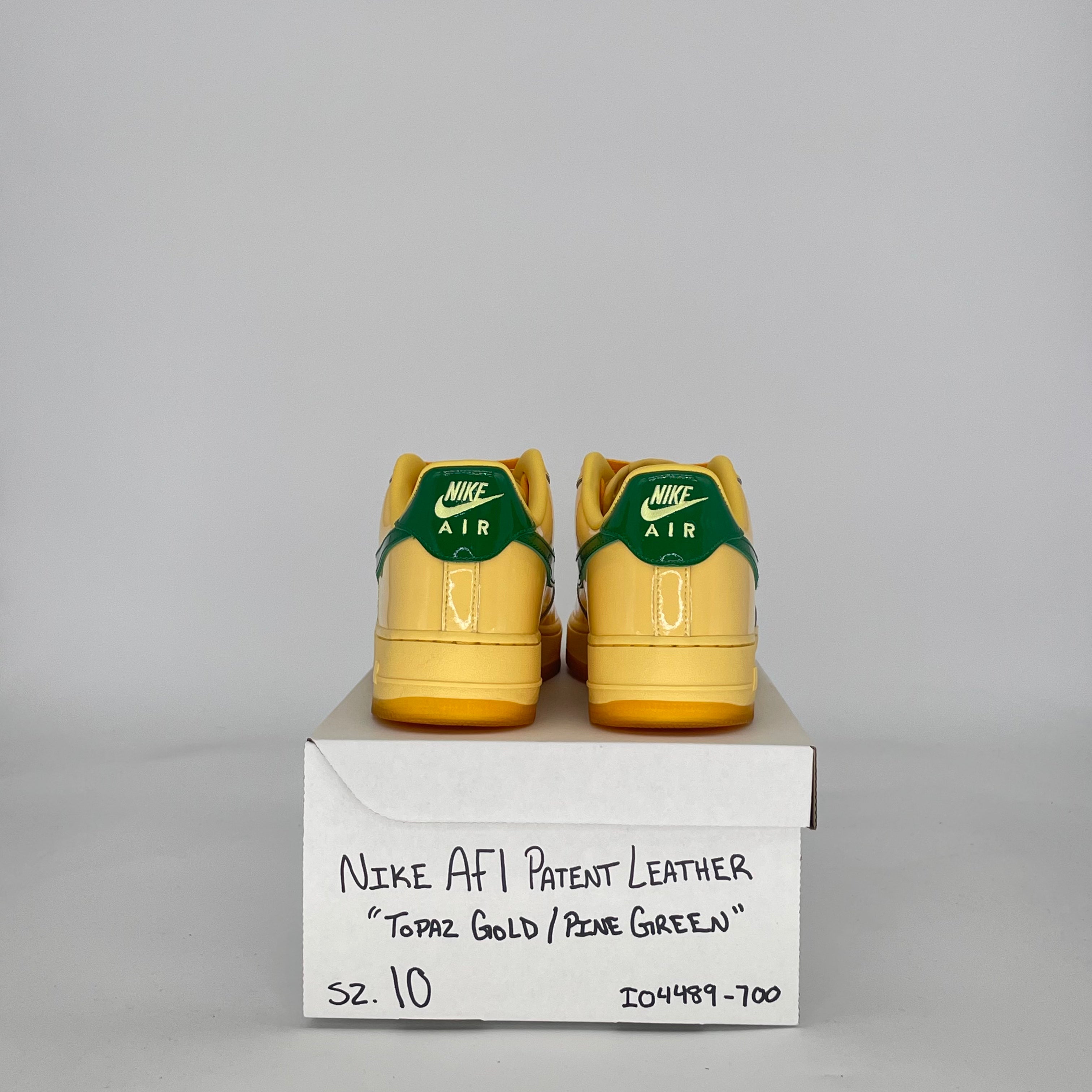 NIKE AIR FORCE 1 LOW PATENT LEATHER TOPAZ GOLD PINE GREEN IO4489-700 SIZE 10/11.5W