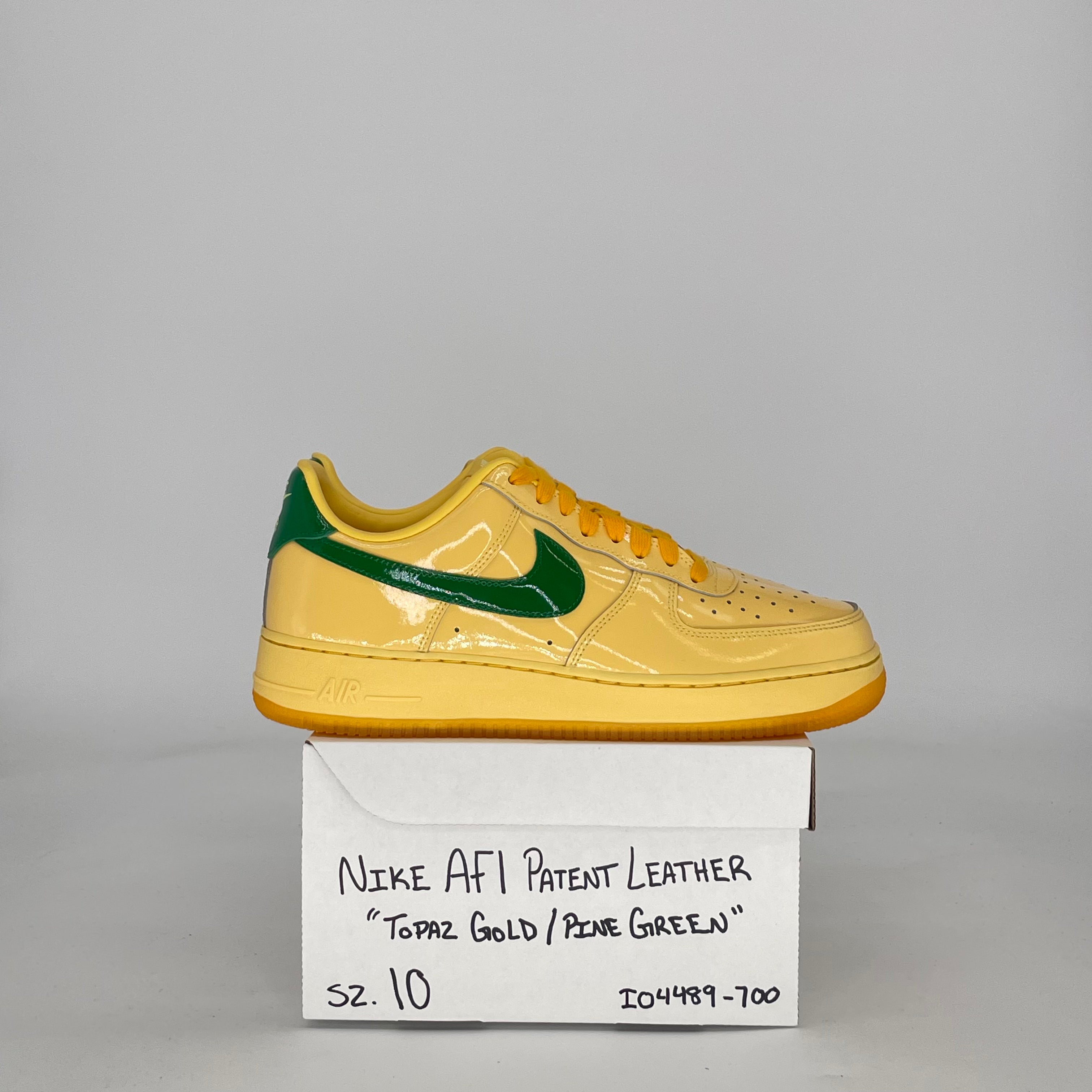 NIKE AIR FORCE 1 LOW PATENT LEATHER TOPAZ GOLD PINE GREEN IO4489-700 SIZE 10/11.5W
