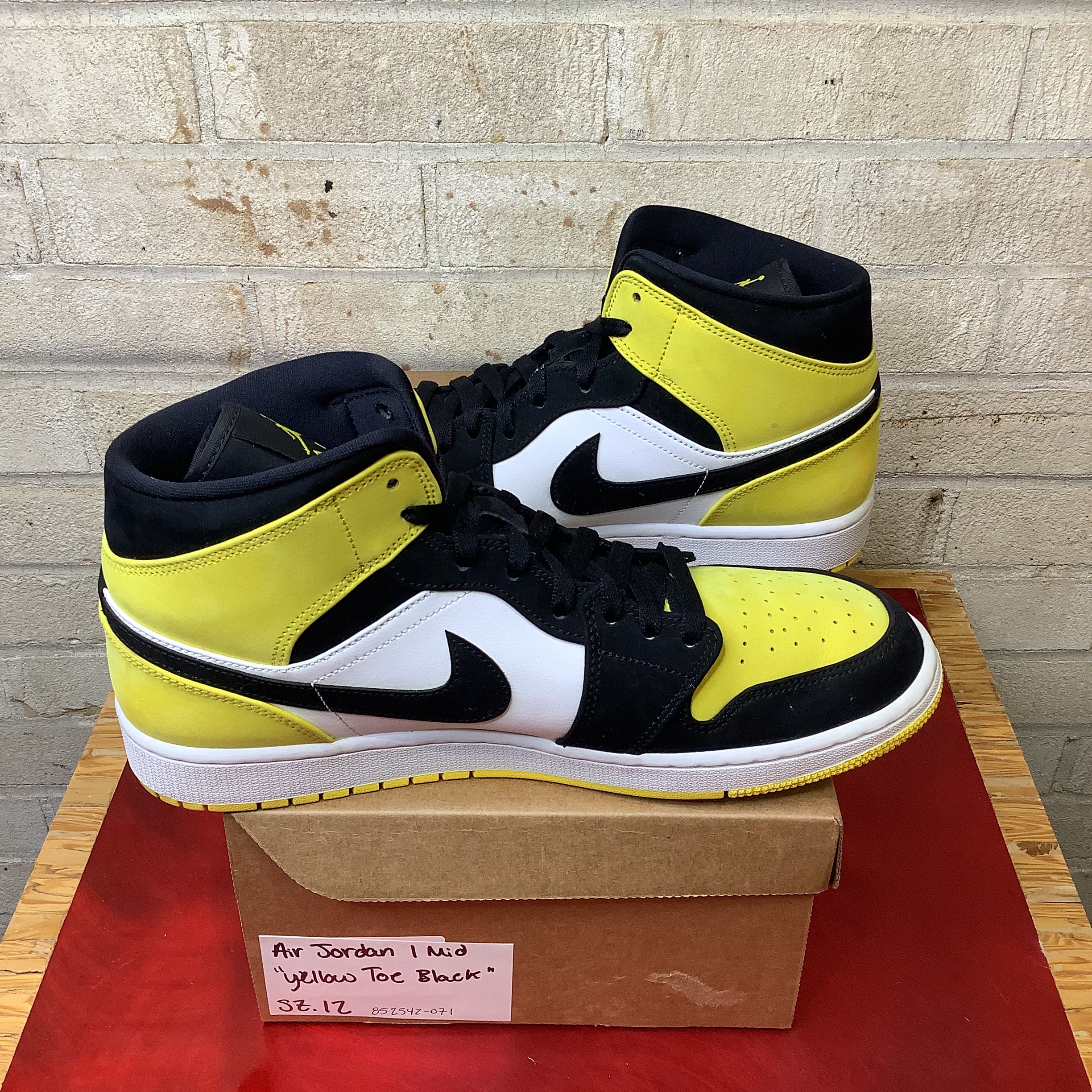 AIR JORDAN 1 MID YELLOW TOE BLACK 852542-071 SIZE 12/13.5W