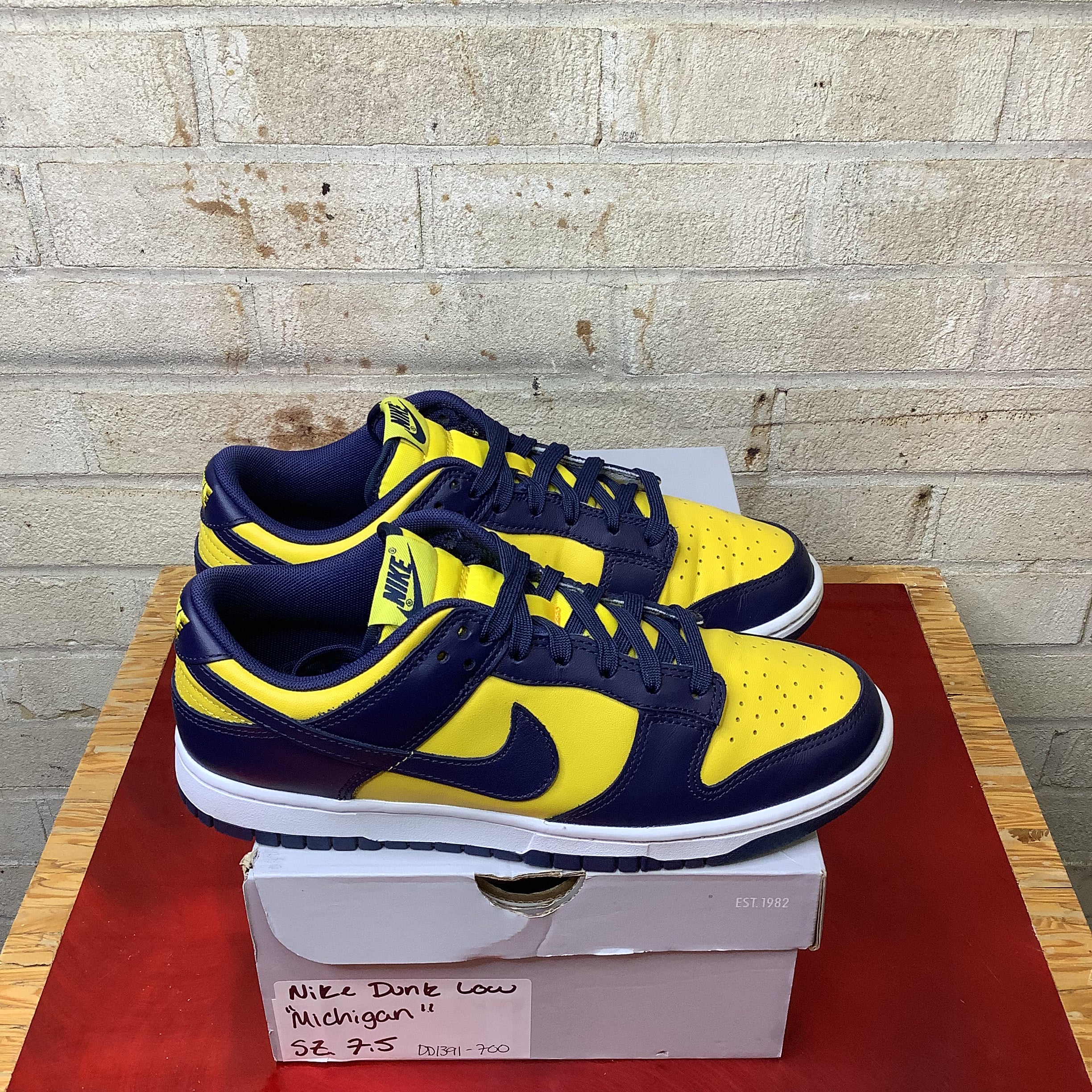 NIKE DUNK LOW MICHIGAN SIZE 7.5/9W DD1391-700