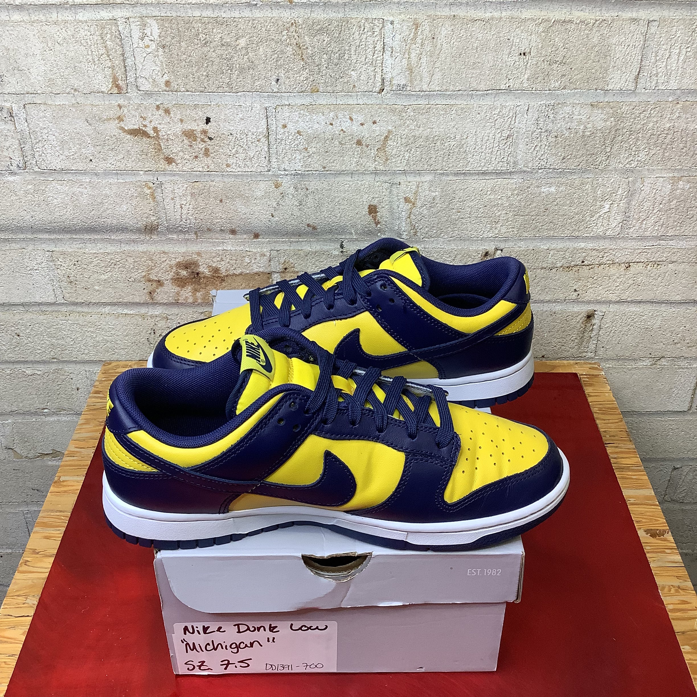 NIKE DUNK LOW MICHIGAN SIZE 7.5/9W DD1391-700