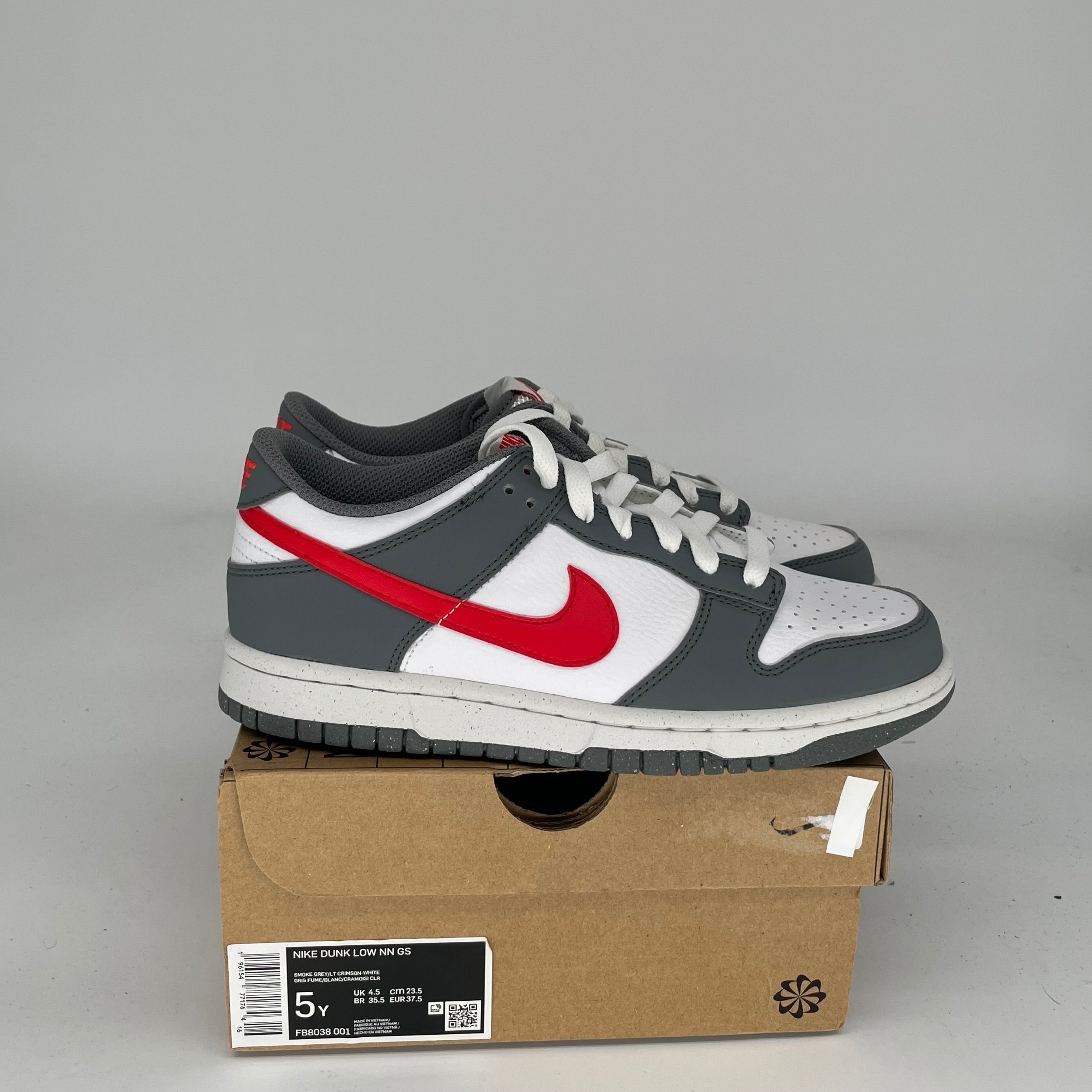 NIKE DUNK LOW NEXT NATURE SMOKE GREY LIGHT CRIMSON SIZE 5Y FB8038-001