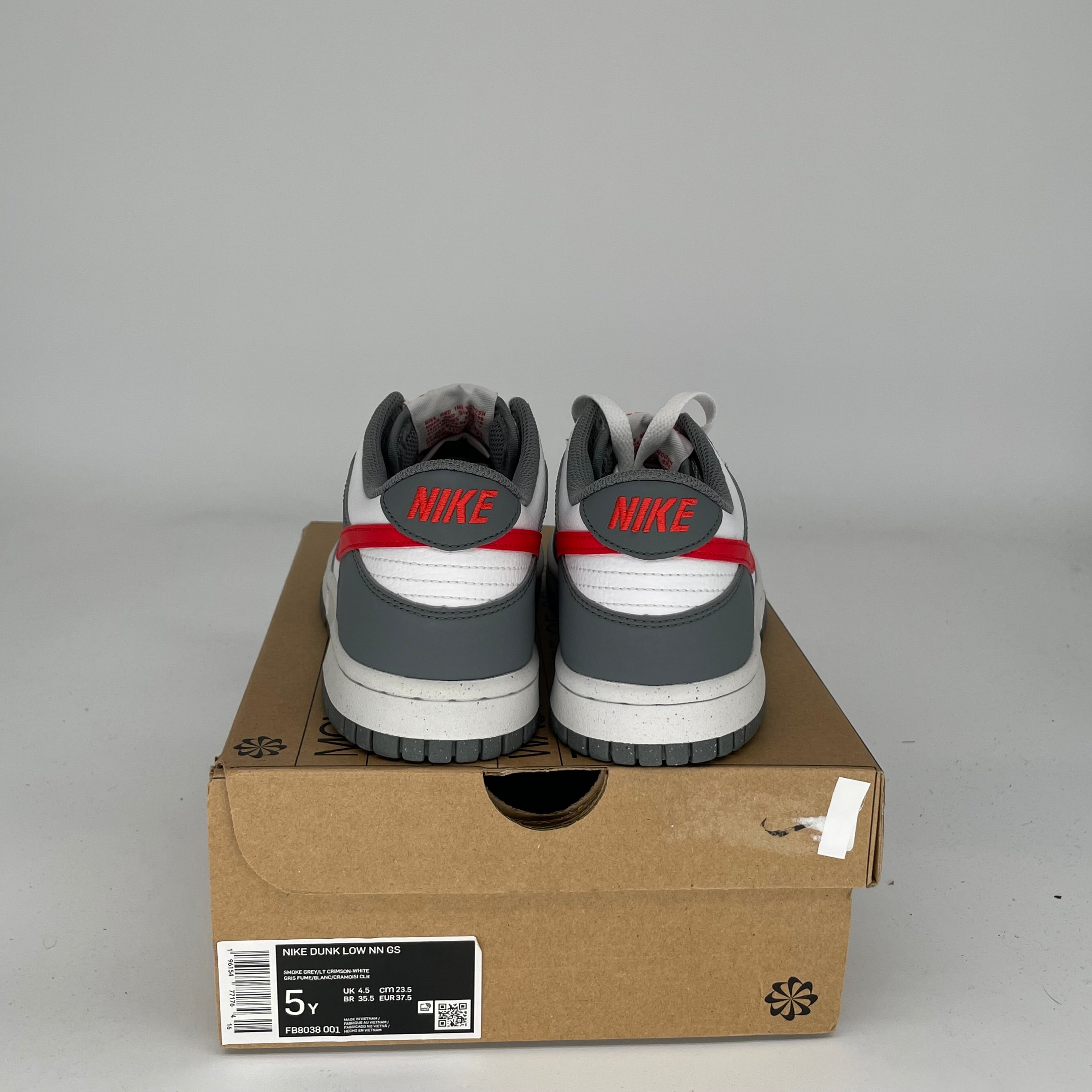 NIKE DUNK LOW NEXT NATURE SMOKE GREY LIGHT CRIMSON SIZE 5Y FB8038-001