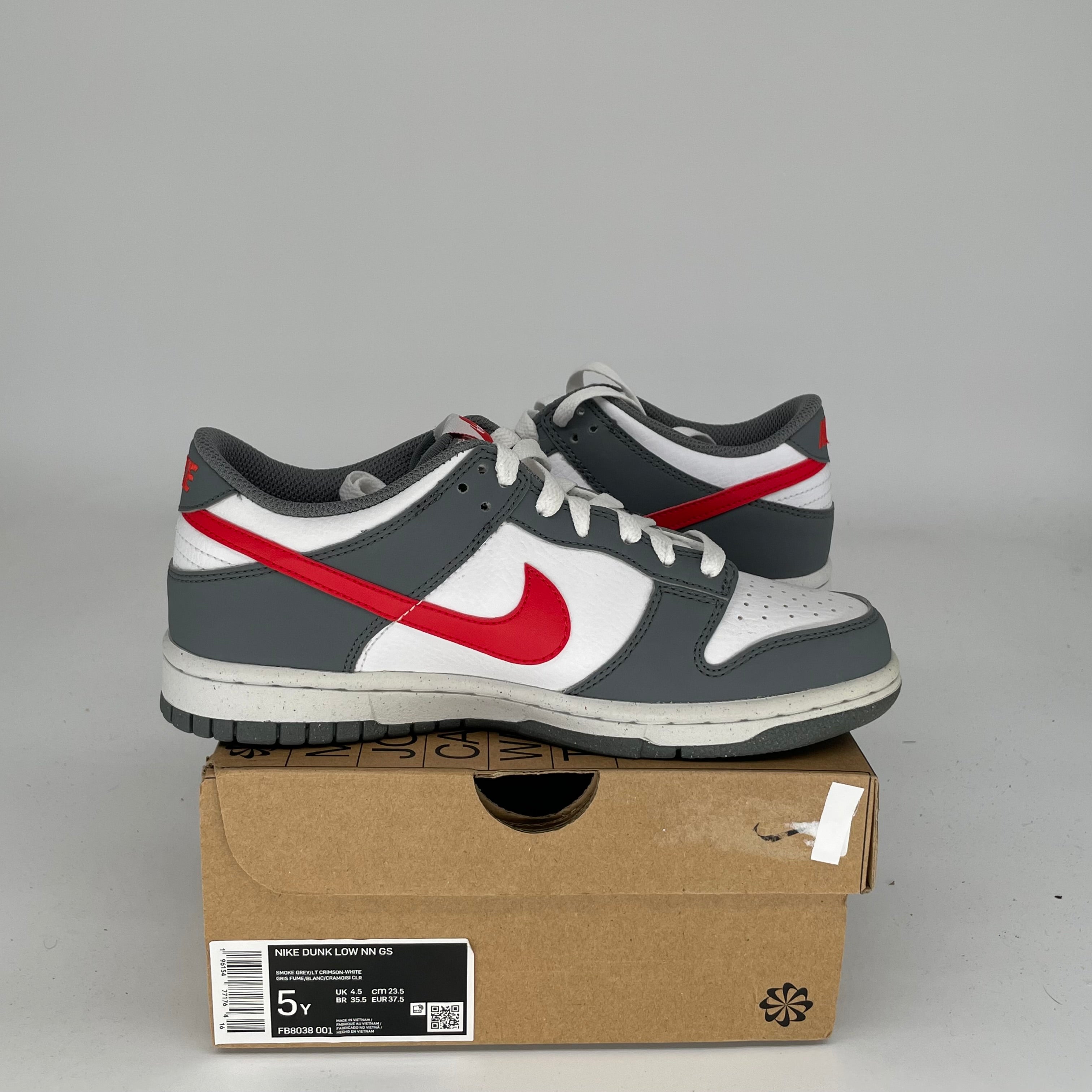 NIKE DUNK LOW NEXT NATURE SMOKE GREY LIGHT CRIMSON SIZE 5Y FB8038-001
