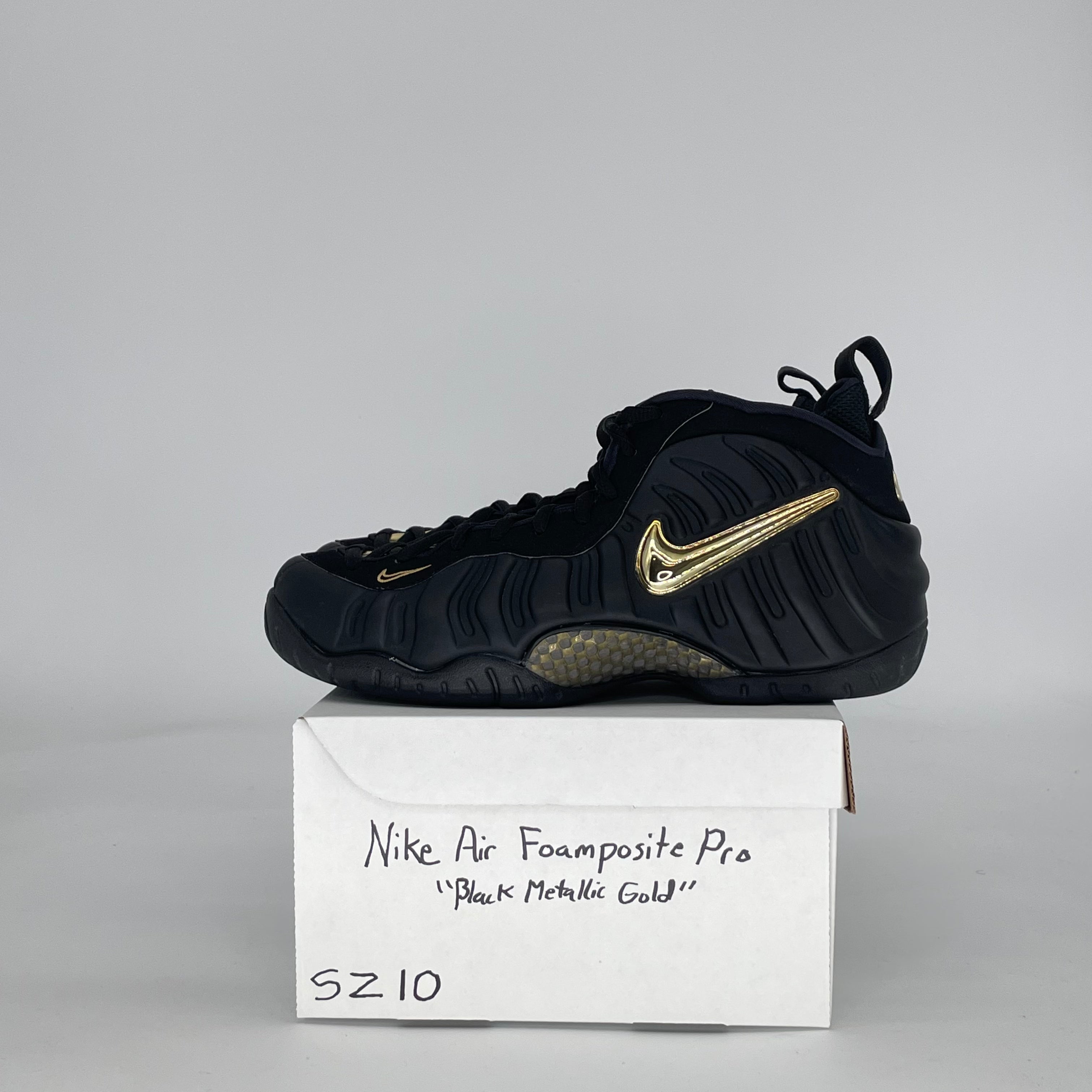 NIKE AIR FOAMPOSITE PRO BLACK METALLIC GOLD 624041-009 SIZE 10/11.5W
