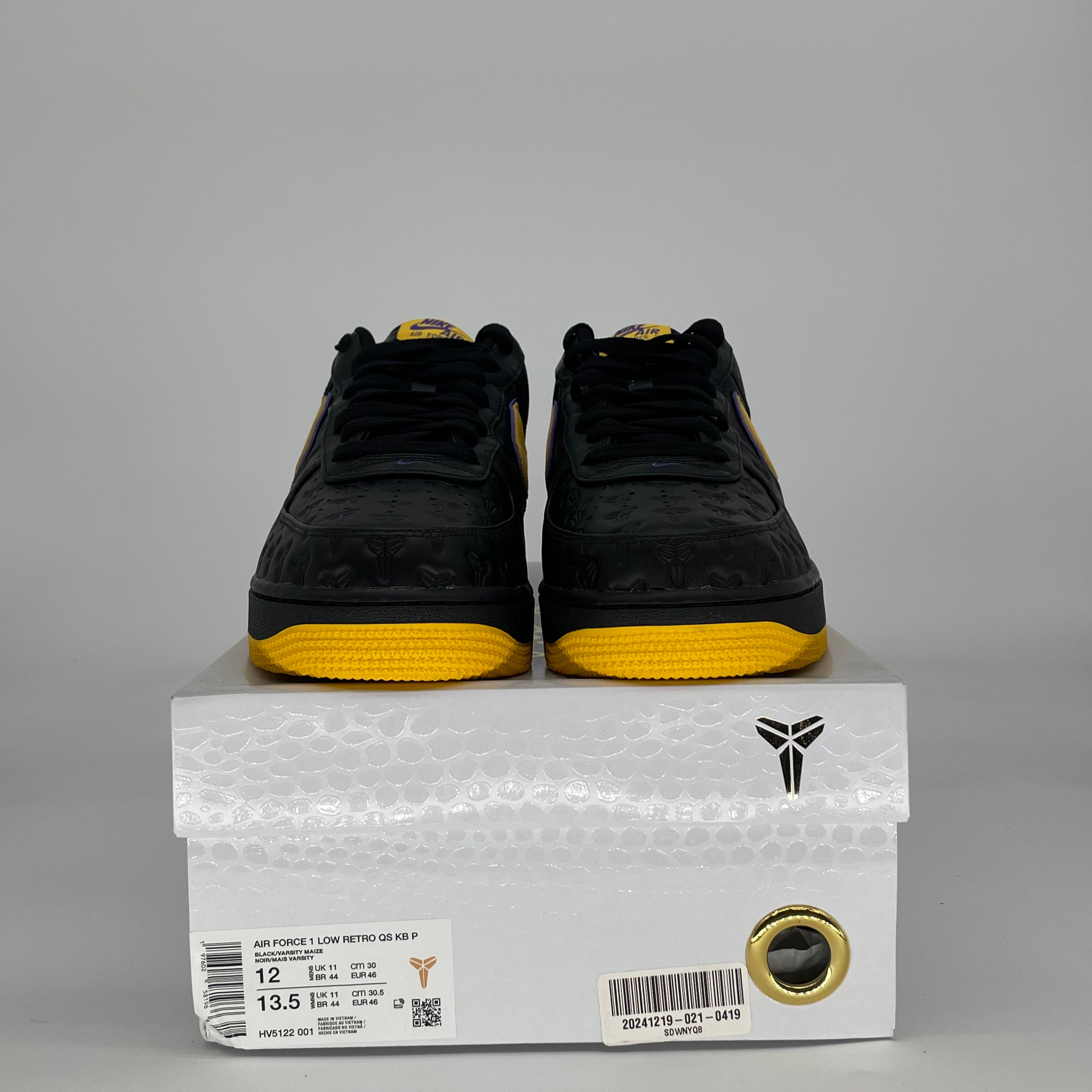 NIKE AIR FORCE 1 LOW KOBE BRYANT LAKERS AWAY (NUMBERED EDITION OF 8000) HV5122-001 SIZE 12/13.5W