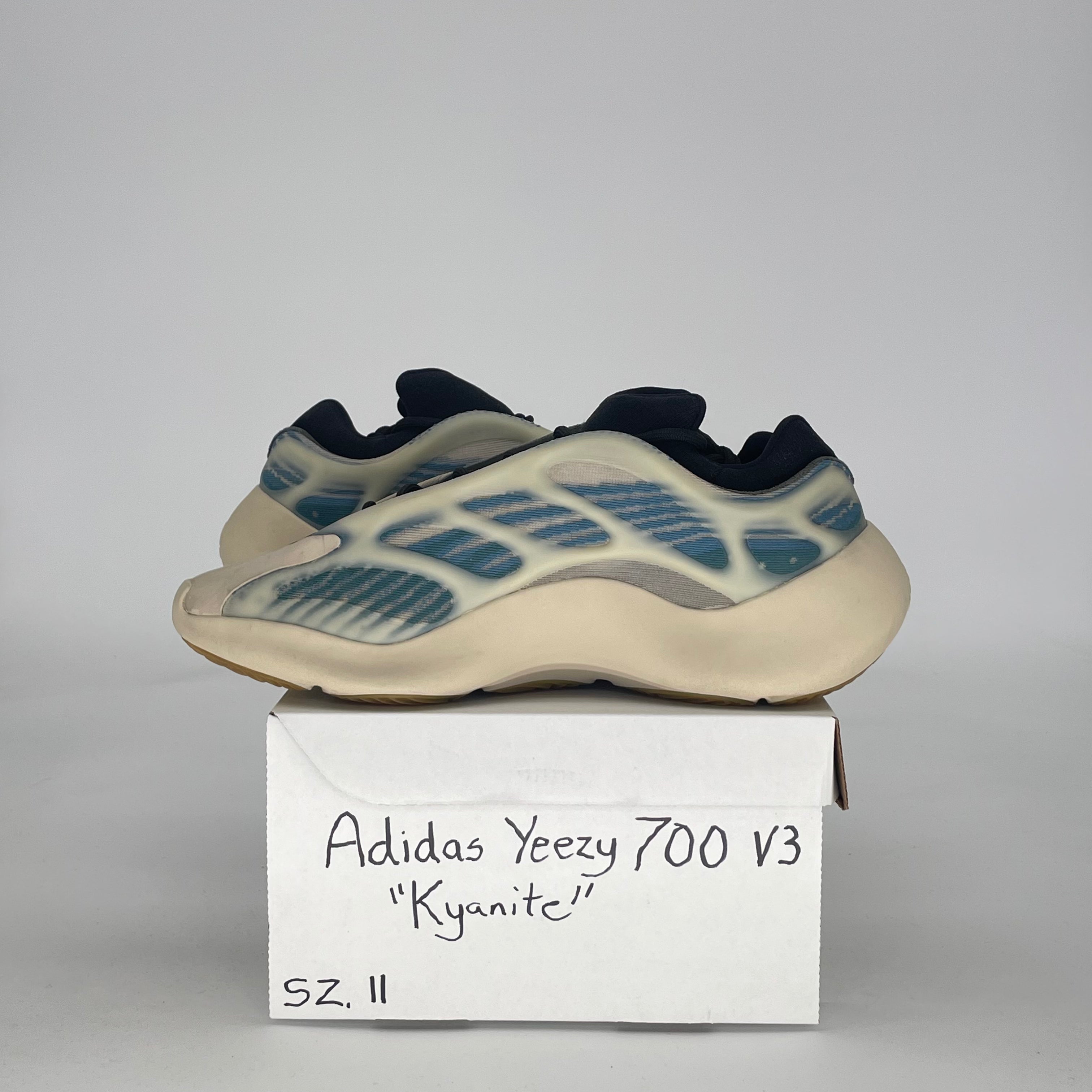 ADIDAS YEEZY 700 V3 KYANITE GY0260 SIZE 11/12.5W