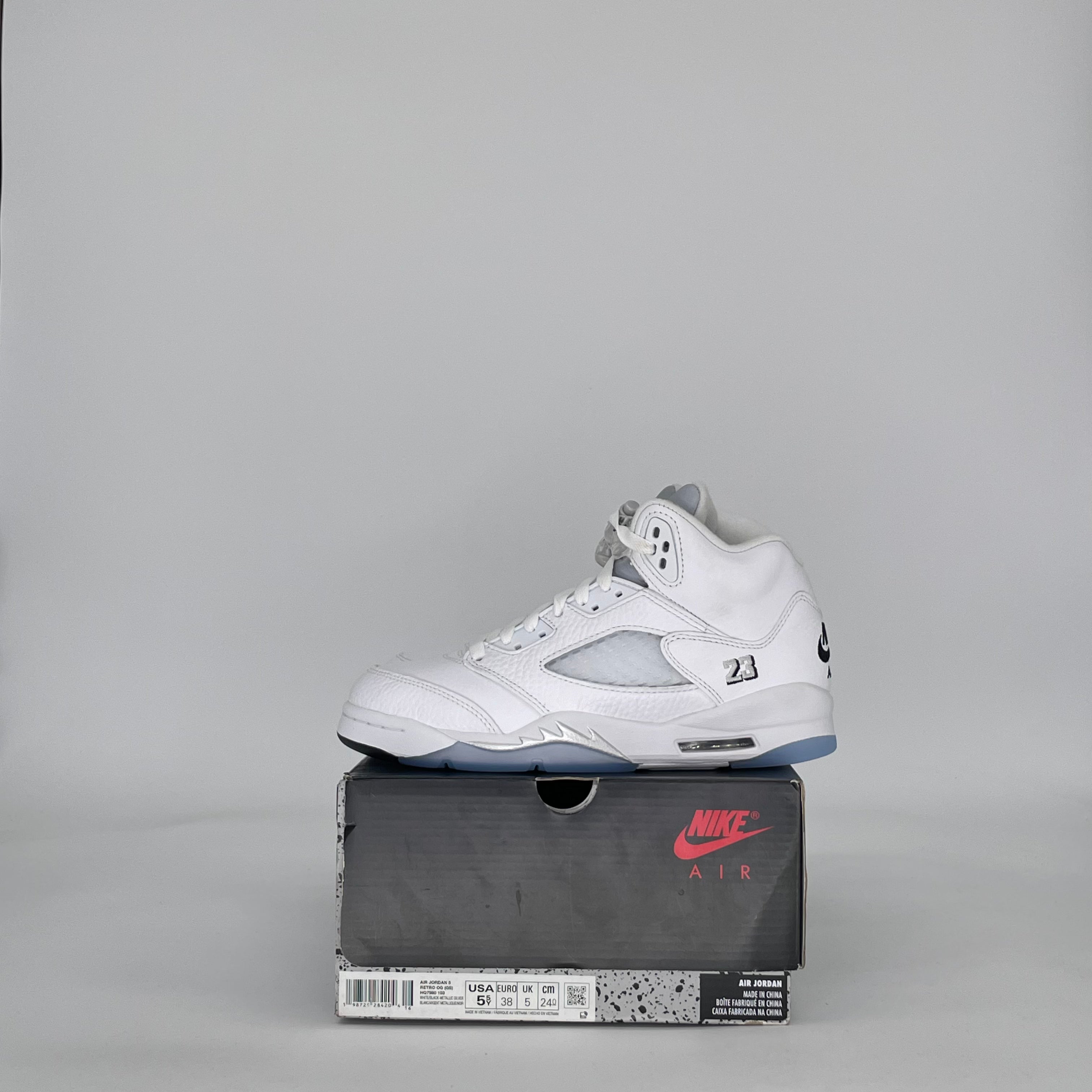 AIR JORDAN 5 WHITE METALLIC HQ7980-103 SIZE 5.5/7W GS