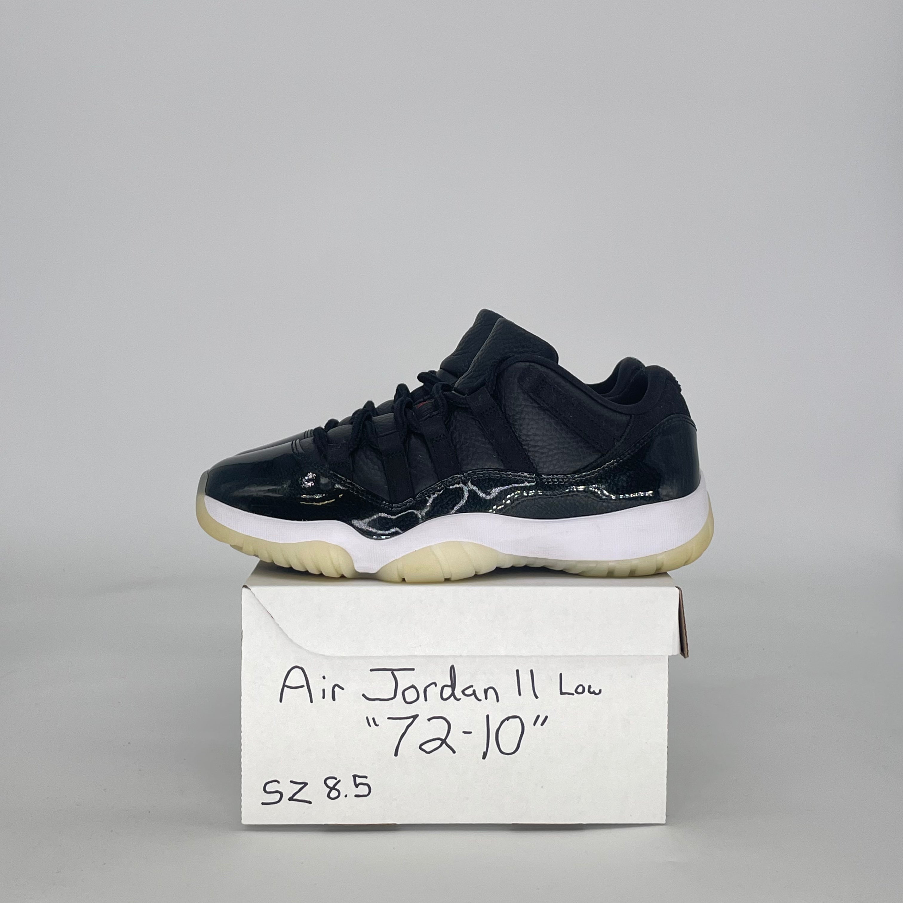 AIR JORDAN 11 LOW 72-10 AV2187-001 SIZE 8.5/10W