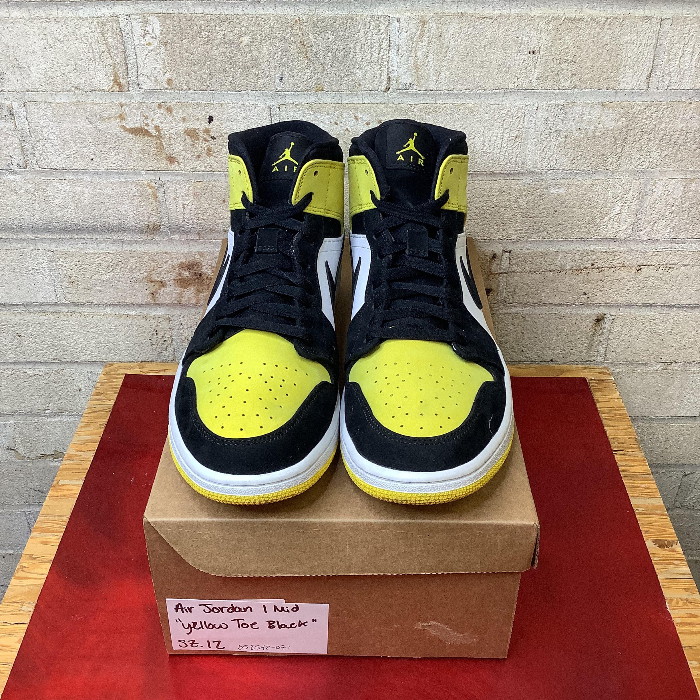 AIR JORDAN 1 MID YELLOW TOE BLACK 852542-071 SIZE 12/13.5W