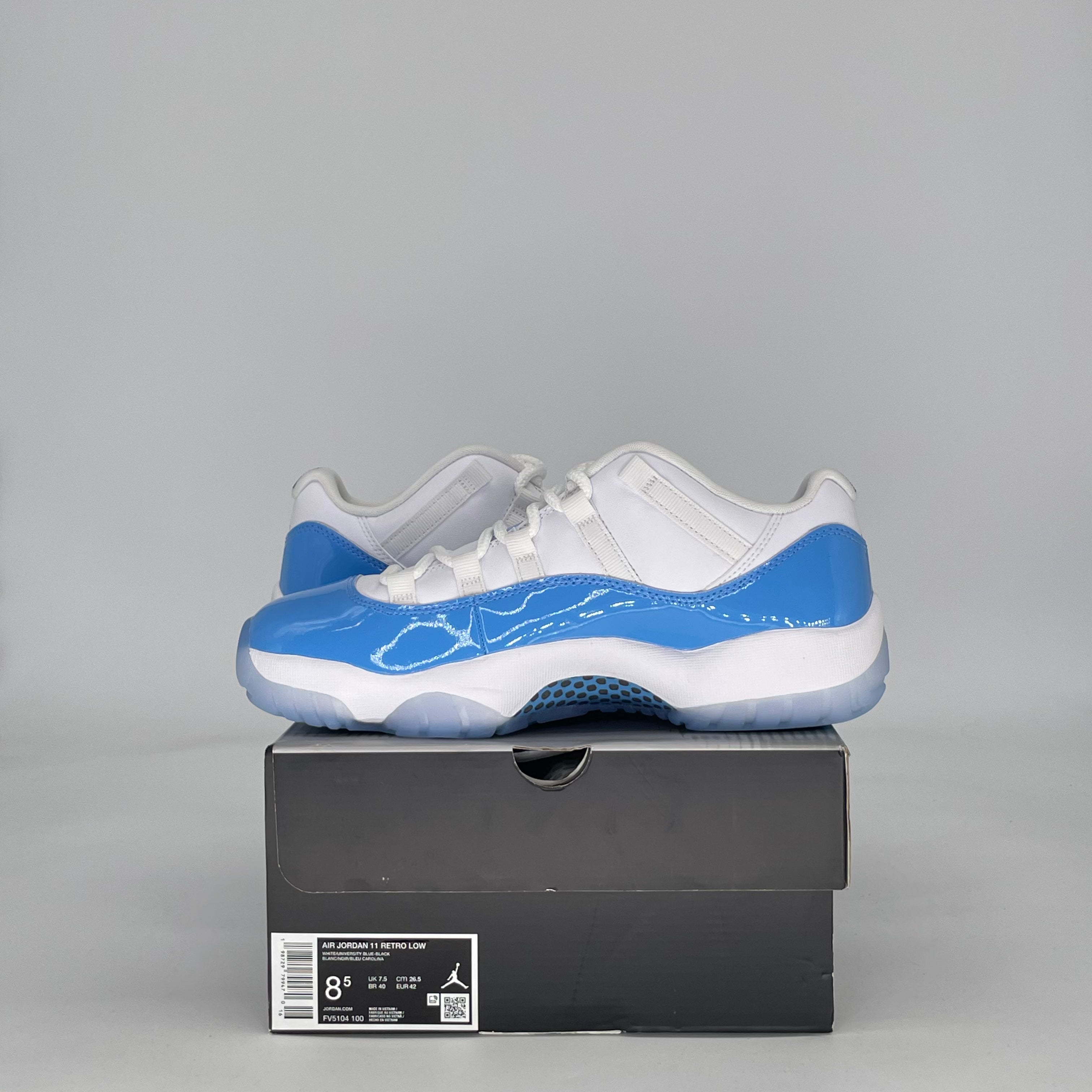 AIR JORDAN 11 LOW UNIVERSITY BLUE FV5104-100 SIZE 8.5/10W