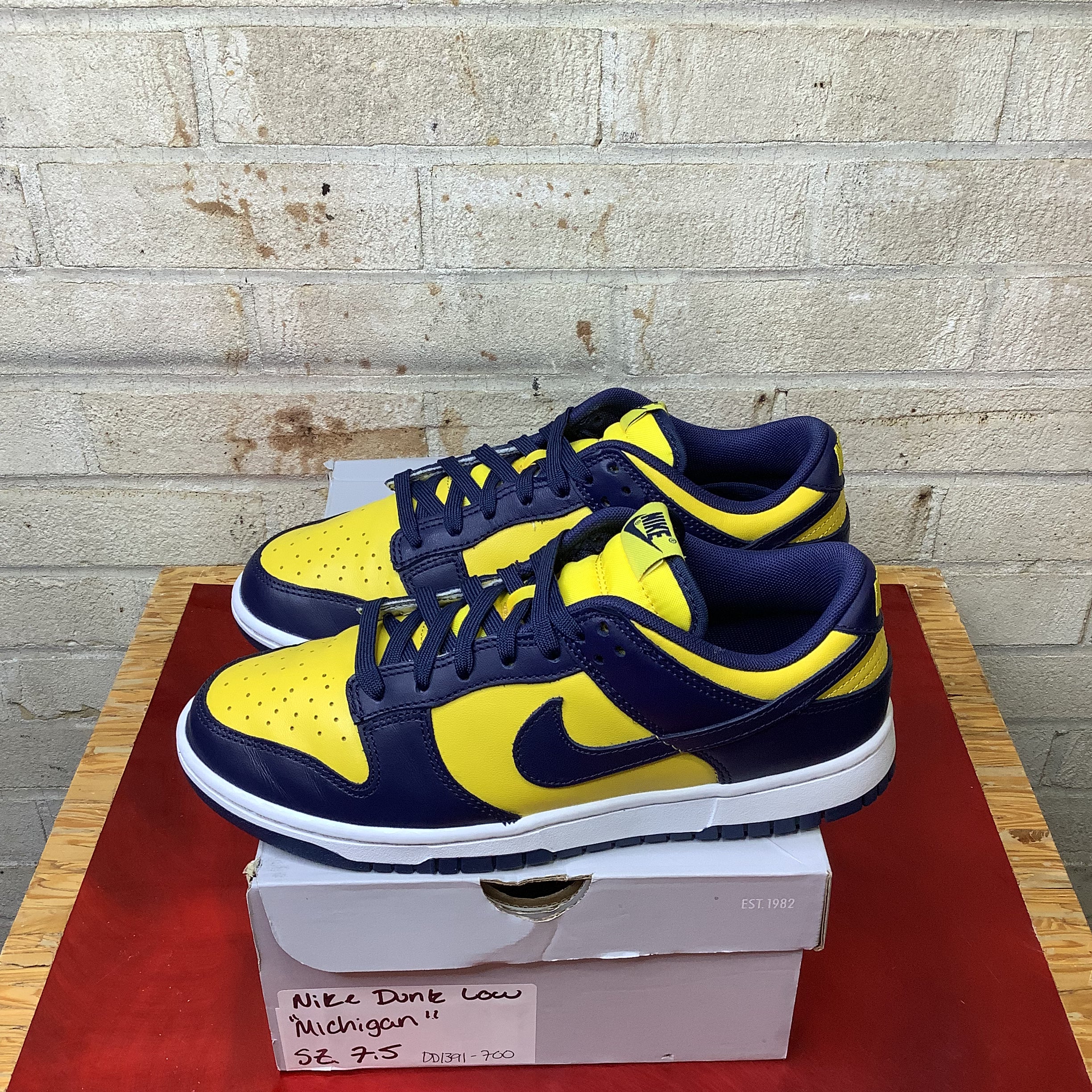 NIKE DUNK LOW MICHIGAN SIZE 7.5/9W DD1391-700