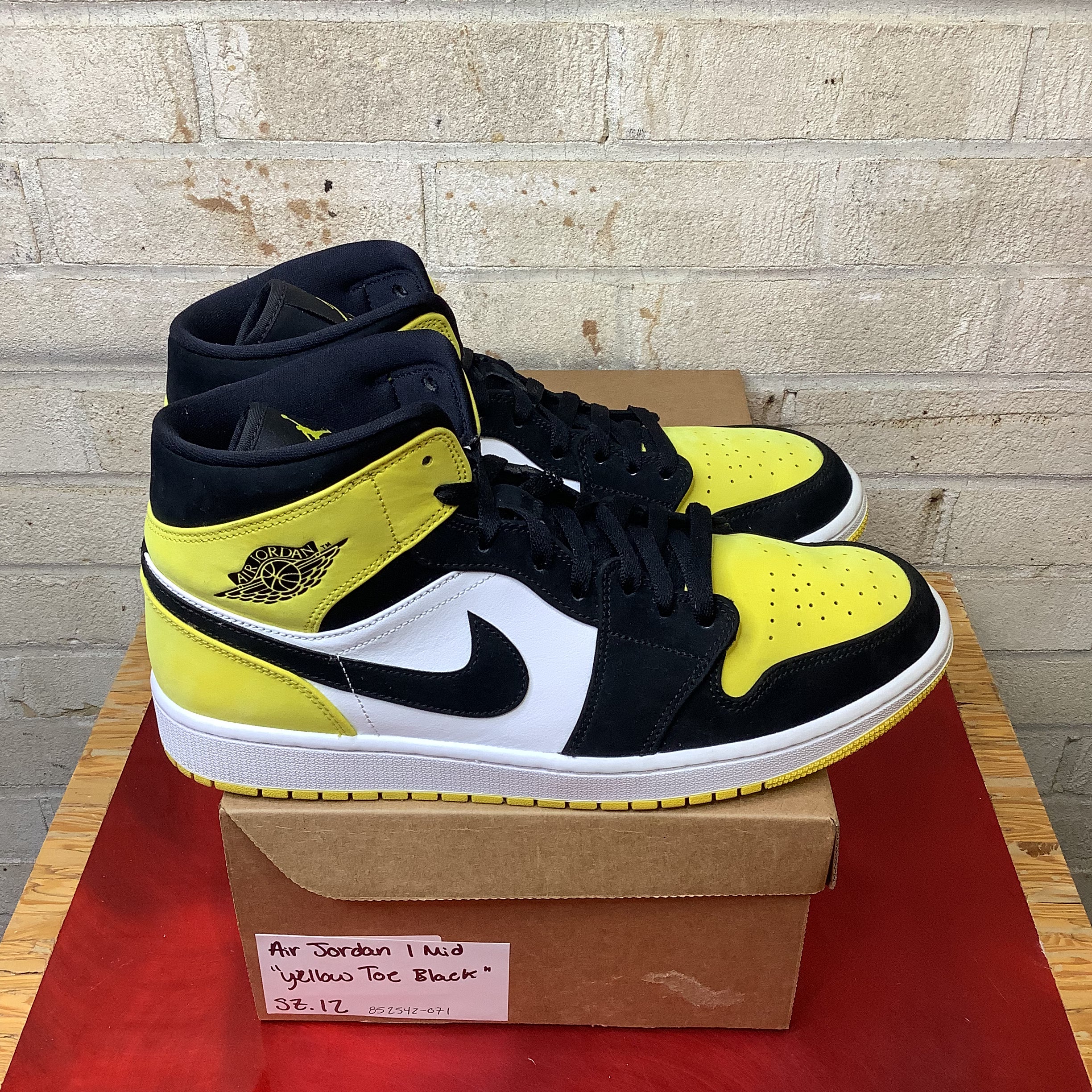 AIR JORDAN 1 MID YELLOW TOE BLACK 852542-071 SIZE 12/13.5W
