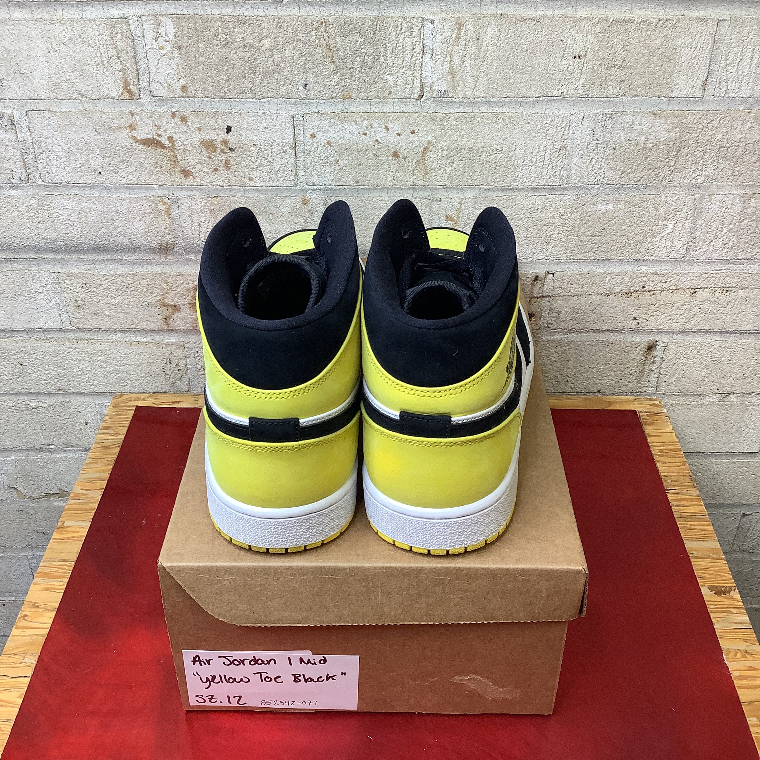 AIR JORDAN 1 MID YELLOW TOE BLACK 852542-071 SIZE 12/13.5W