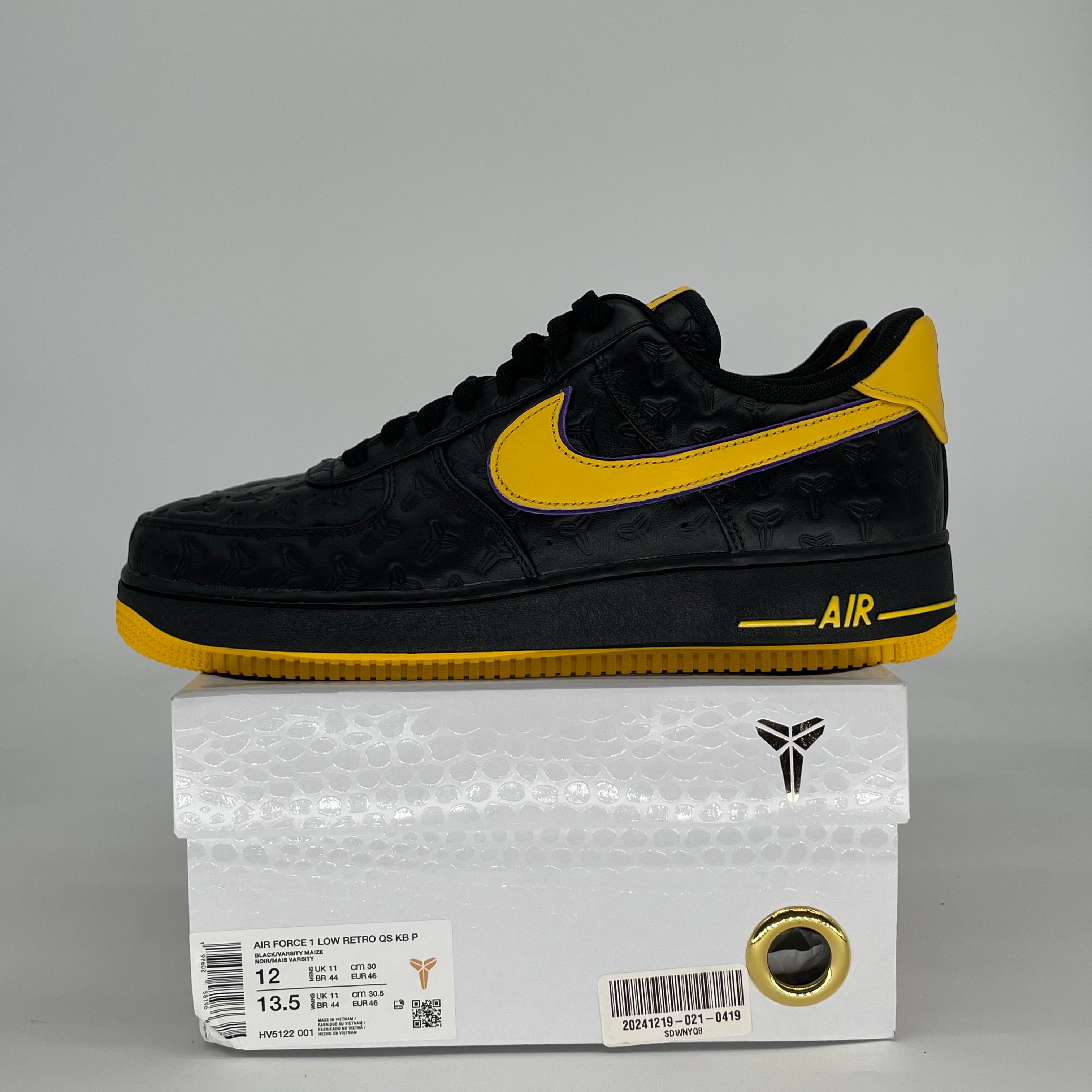 NIKE AIR FORCE 1 LOW KOBE BRYANT LAKERS AWAY (NUMBERED EDITION OF 8000) HV5122-001 SIZE 12/13.5W
