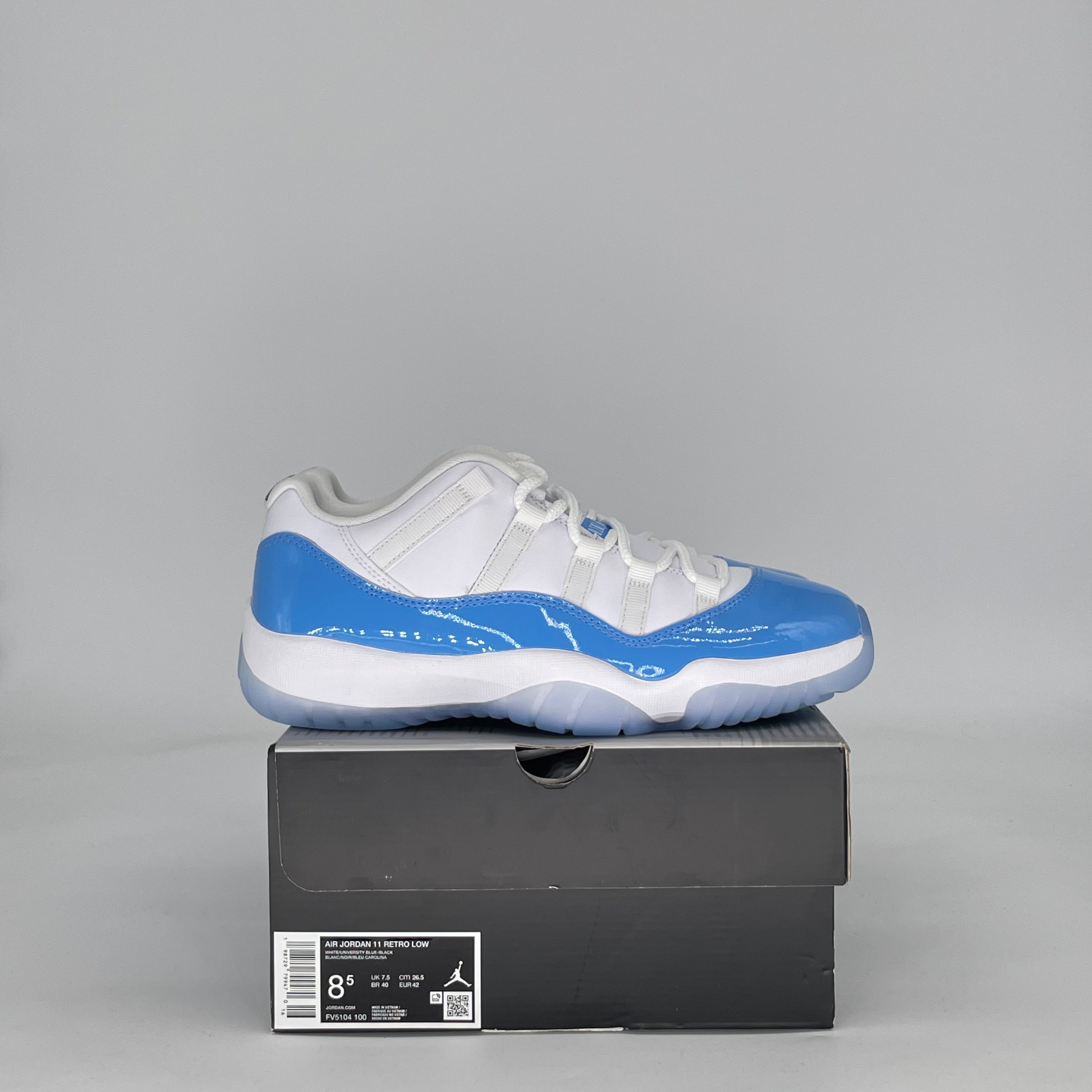 AIR JORDAN 11 LOW UNIVERSITY BLUE FV5104-100 SIZE 8.5/10W
