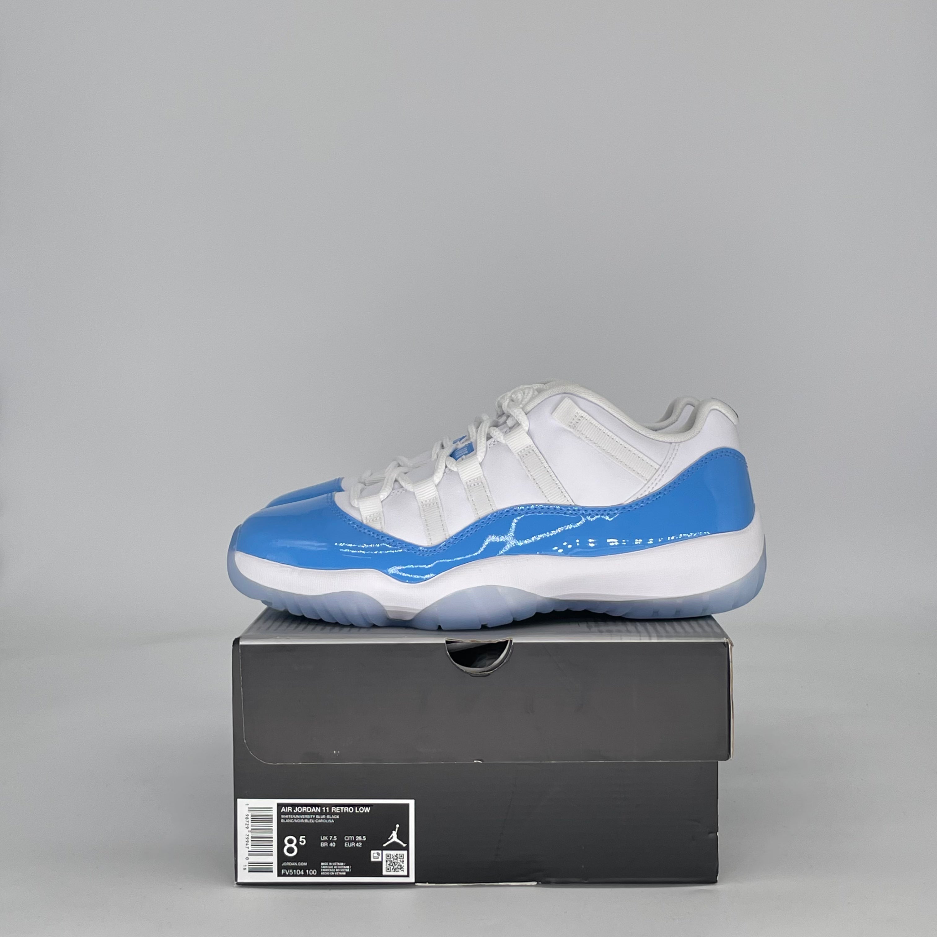 AIR JORDAN 11 LOW UNIVERSITY BLUE FV5104-100 SIZE 8.5/10W