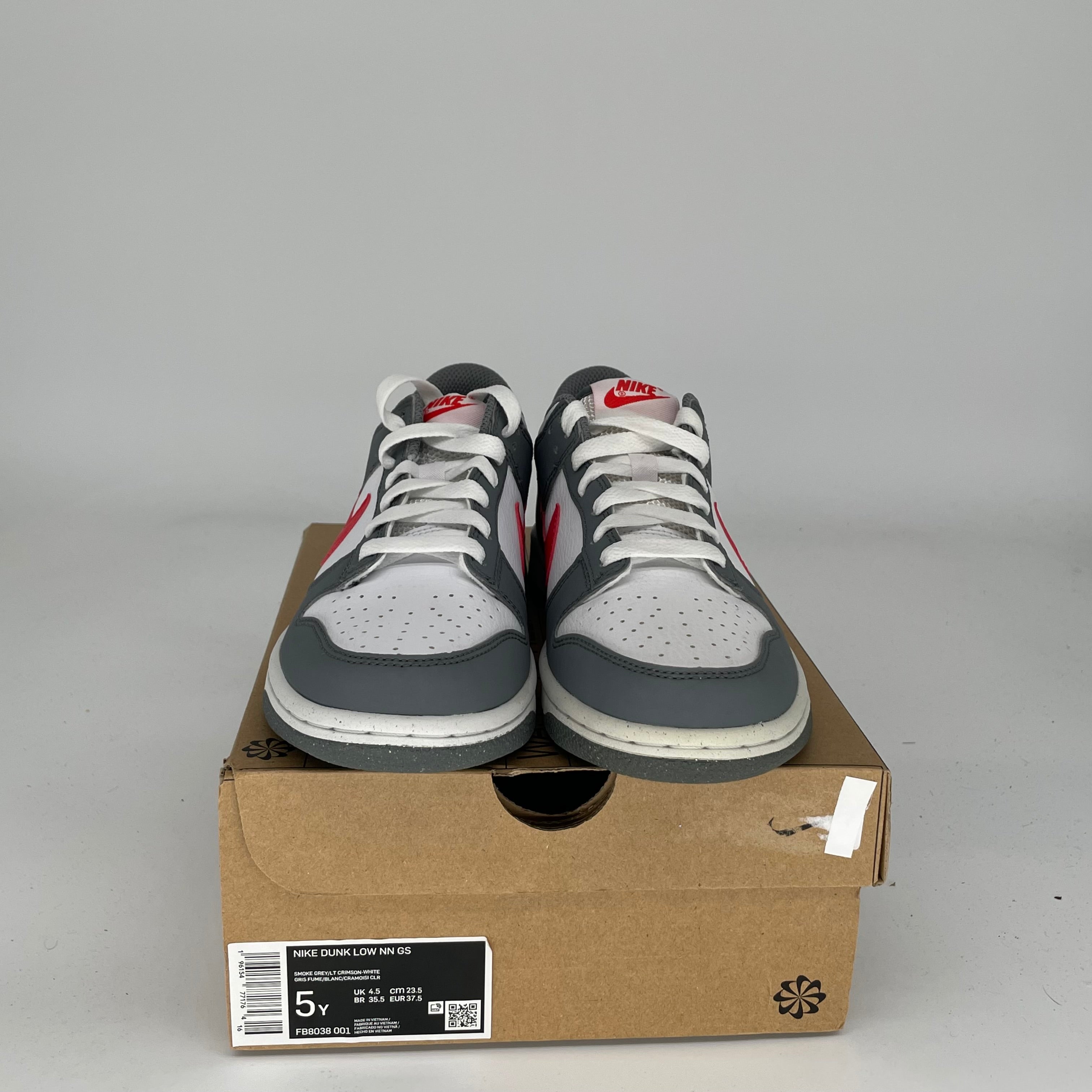 NIKE DUNK LOW NEXT NATURE SMOKE GREY LIGHT CRIMSON SIZE 5Y FB8038-001