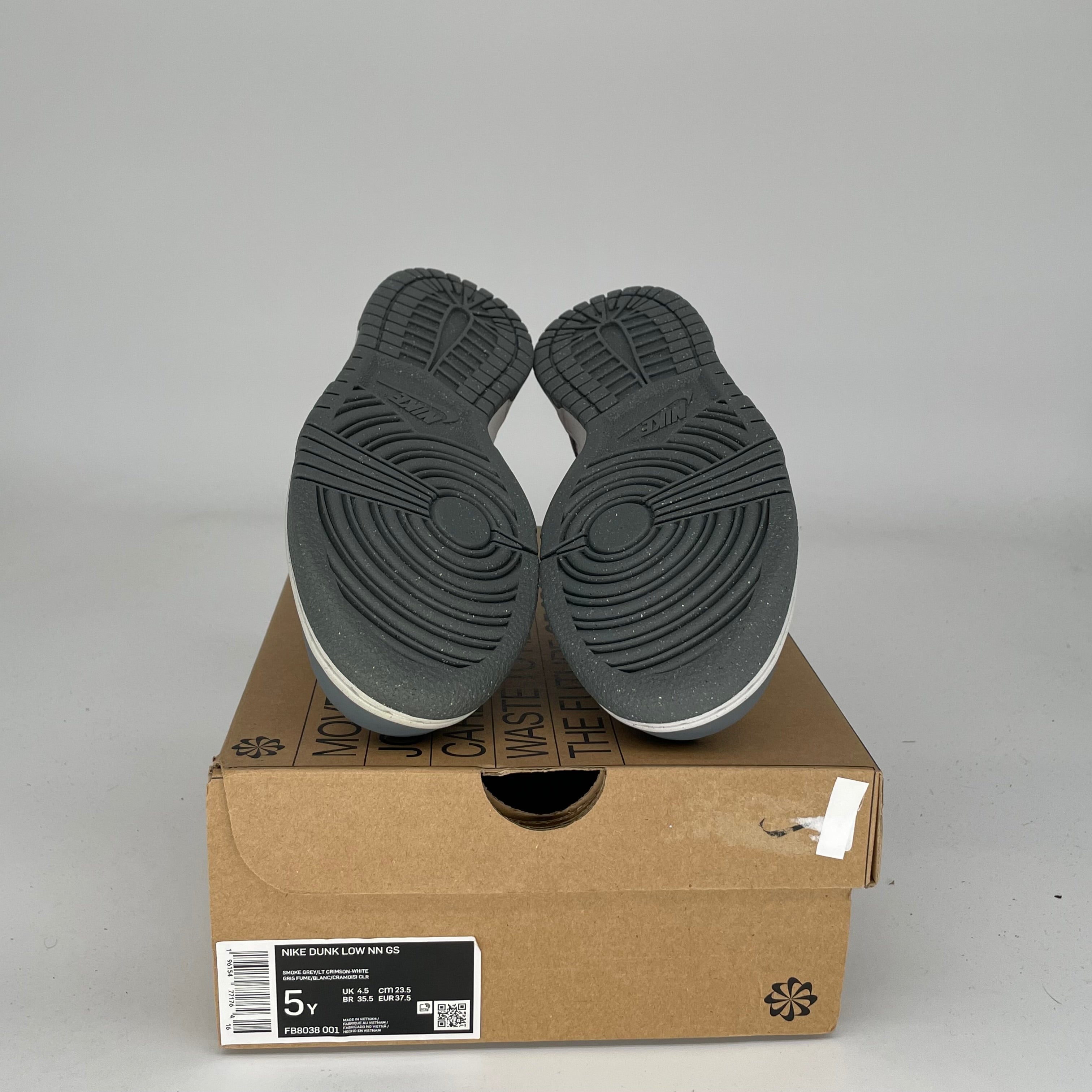 NIKE DUNK LOW NEXT NATURE SMOKE GREY LIGHT CRIMSON SIZE 5Y FB8038-001